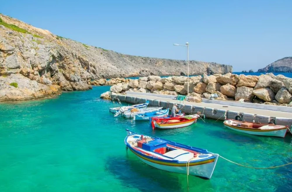 Paradisul uitat din Grecia: familiile care se mută pe insulă primesc 18.000 de euro. Ce meserii se caută