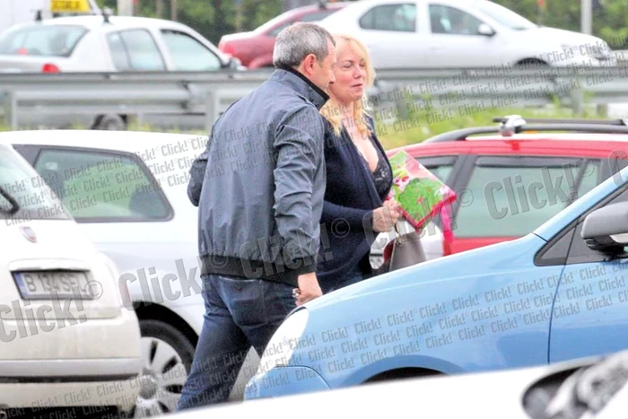 Silvia şi-a pus în portofel  chitanţa şi restul primit de la  vânzătoarea magazinului (Fotografii: Blitz)