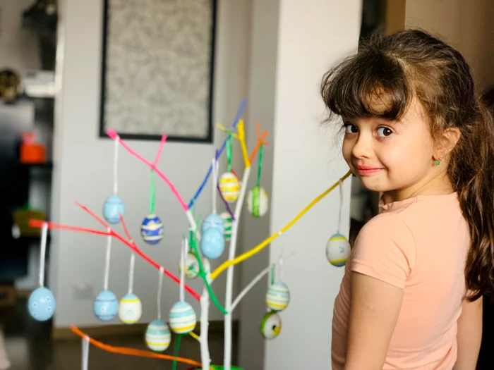 Renata decorează și împodobește cu ouă un pomișor de Paște