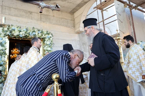 Gigi Becali, participa la slujba de sfintire a bisericii pe care a ctitorit-o in Voluntari FOTO Mediafax