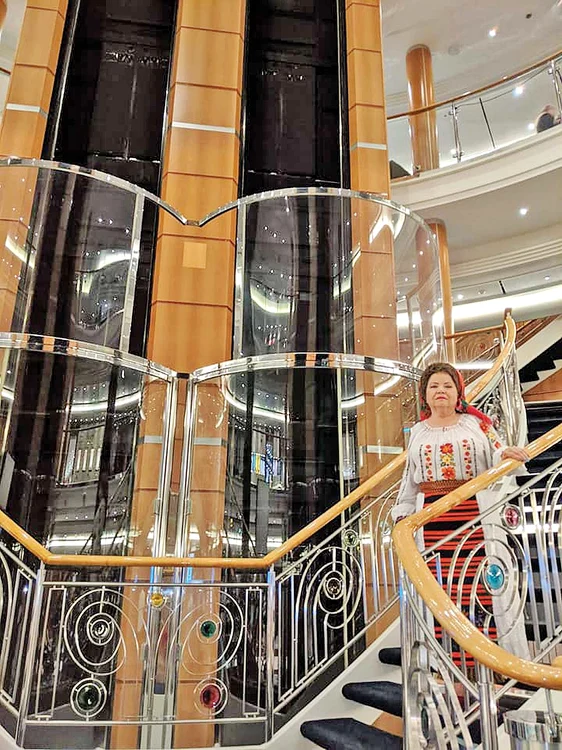 Artista a dus portul tradițional peste ocean