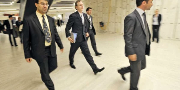 Fondatorul WikiLeaks, Julian Assange (centru) 