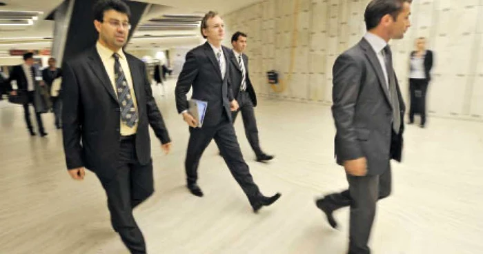 Fondatorul WikiLeaks, Julian Assange (centru)