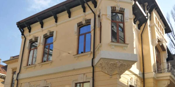 Clădirea poate fi folosită şi ca investiţie prin închirierea spaţiilor pentru birouri  
