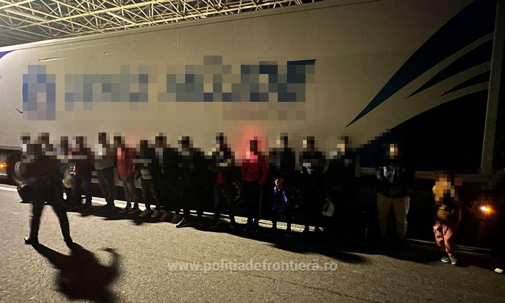Avalanșă de migranți la frontiera cu Ungaria. Peste 100 de oameni găsiți în patru camioane, ascunși printre mărfuri VIDEO 