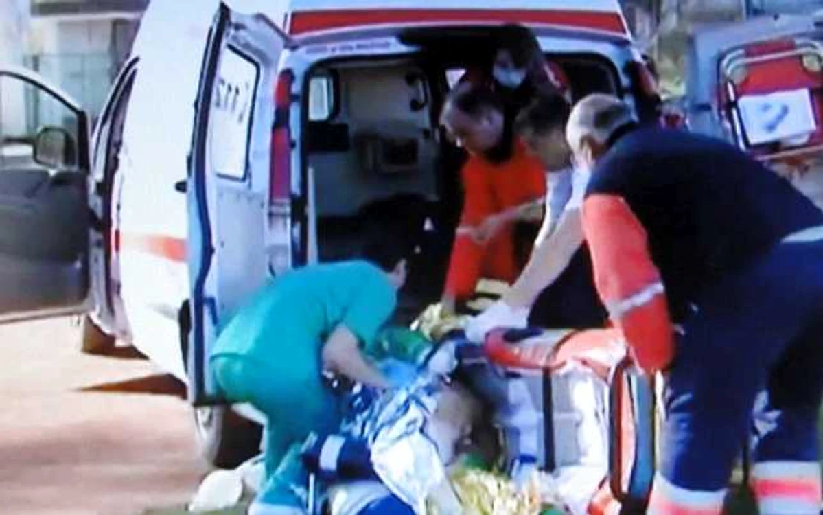 Momentul în care rănitul este scăpat de pe targă de către personalul medical... (FOTO: captură video)