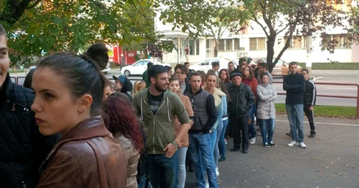 Studenţii au stat la cozi ore întregi pentru a vota în turul I al alegerilor prezidenţiale   FOTO: Adevărul