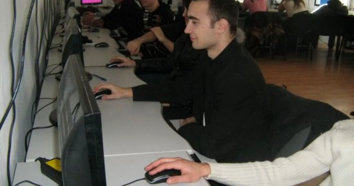 Elevii au susţinut probe practice pe calculator (foto arhivă)