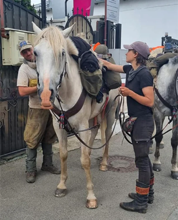 
    Poliţiştii locali i-au condus până la ieşirea din oraşFoto: Facebook/Oltenia TV  