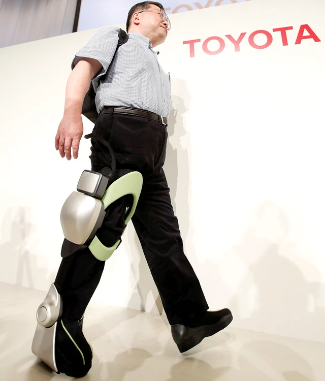 Robotul „Balance Training Assist” permite deplasarea pacienţilor cu grave dificultăţi locomotorii şi recuperarea lor (fotografii: Reuters)
