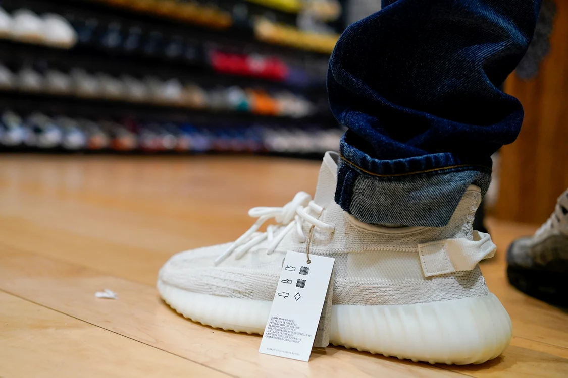 Adidas va dona banii câștigați din vânzarea pantofilor Yeezy, Foto: Profimedia
