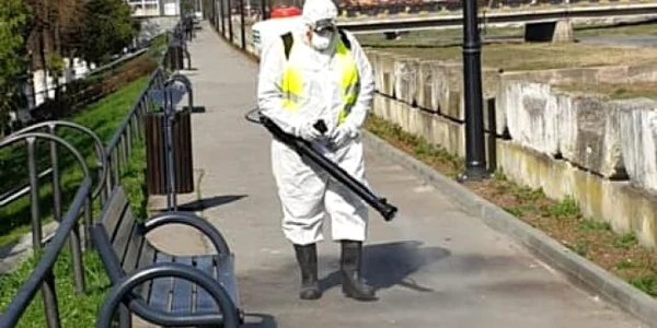 Armată de oameni pentru dezinfectarea străzilor din Râmnicu Vâlcea în timpul pandemiei de coronavirus Foto Primăria Râmnicu Vâlcea
