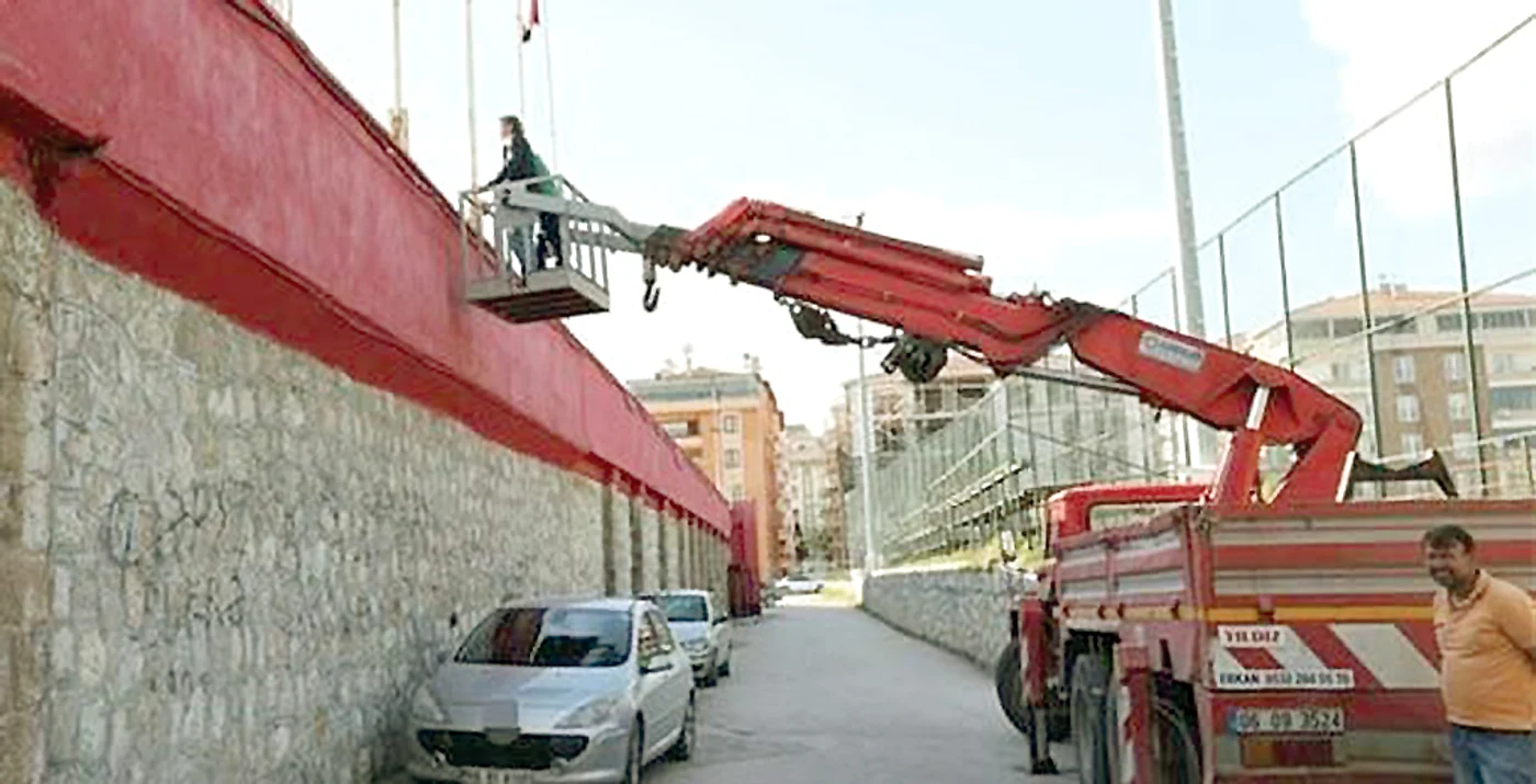 
    Bărbatul a recurs la  această metodă,  pentru că are interzis  să intre pe stadion   