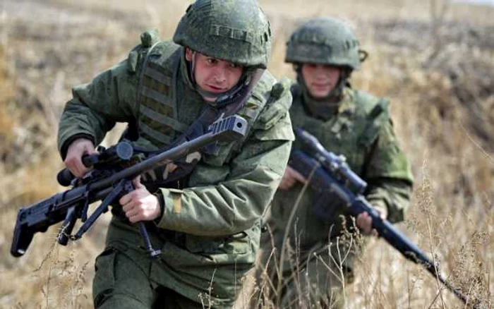 Militari ruşi în timpul unui antrenament FOTO Itar-Tass