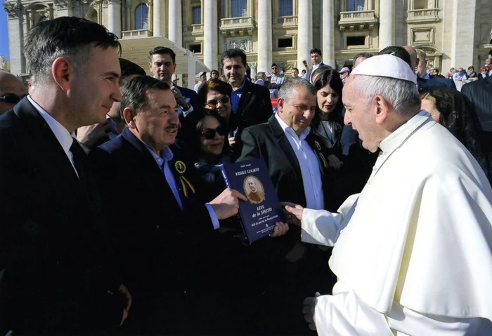 Prof. univ. dr. Petru Dunca oferind cu onoare Sanctiatii Sale o carte despre dr. Vasile Lucaciu