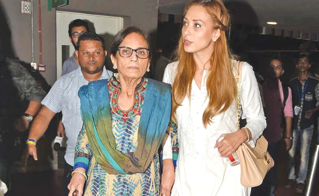 
    Iulia Vântur, surprinsă pe aeroportul din Mumbay de mână cu mama lui Salman Khan. Românca pare să fie preferata doamnei Sushila Charak  