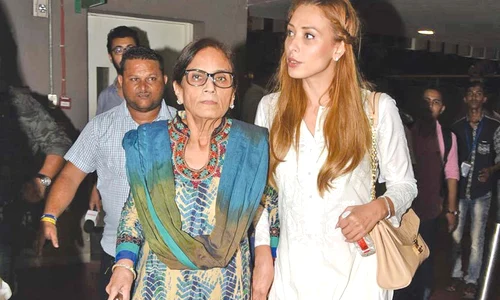 Iulia Vântur, surprinsă pe aeroportul din Mumbay de mână cu mama lui Salman Khan  Românca pare să fie preferata doamnei Sushila Charak jpeg