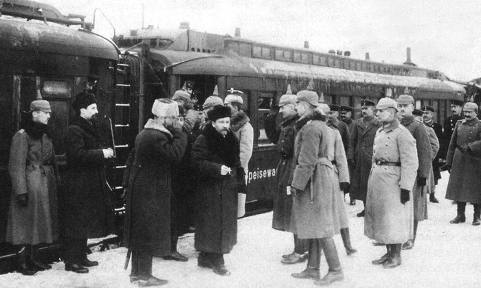 Calendar 3 martie: 1918   Rusia bolșevică și Puterile Centrale au semnat tratatul de la Brest Litovsk, prin care Rusia a ieșit din Primul Război Mondial jpeg