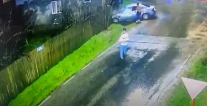 Mașina în care erau inculpatul și fratele său s-a oprit într-un gard. FOTO Caprură video Sursa Ta