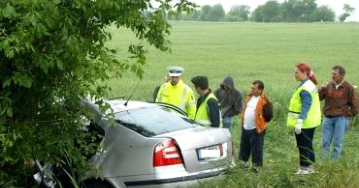 Hunedoara: Din cauza vitezei, au intrat cu maşina într-un copac