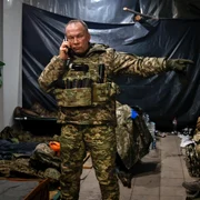  Comandantul armatei ucrainene, generalul-colonel Oleksandr Sirskîi, dă instrucțiuni într-un adăpost din Soledar FOTO Profimedia 
