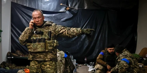 Comandantul armatei ucrainene, generalul-colonel Oleksandr Sirskîi, dă instrucțiuni într-un adăpost din Soledar FOTO Profimedia