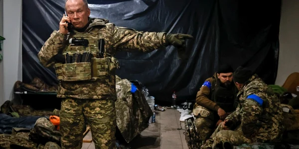  Comandantul armatei ucrainene, generalul-colonel Oleksandr Sirskîi, dă instrucțiuni într-un adăpost din Soledar FOTO Profimedia 