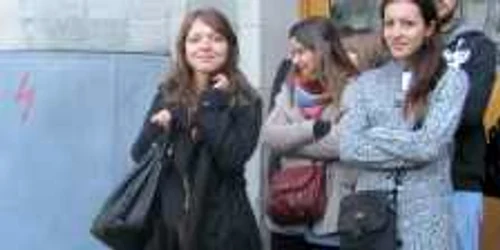 Iren Apaydin (prima din stânga) a venit din Turcia să studieze la Universitatea din Oradea cu o bursă pentru cinci luni.