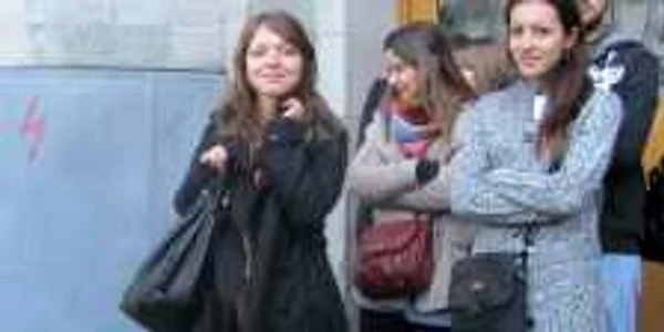 Iren Apaydin (prima din stânga) a venit din Turcia să studieze la Universitatea din Oradea cu o bursă pentru cinci luni. 