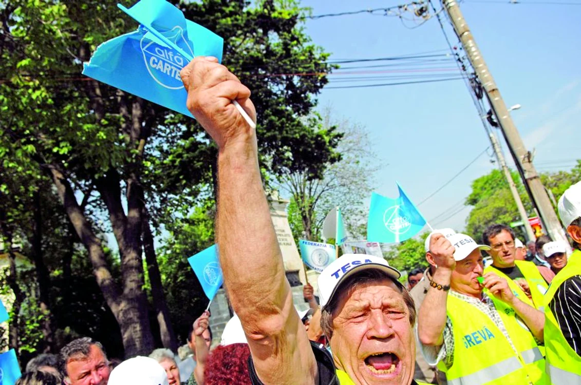 Aproximativ 300 de sindicalişti au protestat ieri la sediul Guvernului, timp de două ore. Ei le-au recomandat miniştrilor să părăsească Palatul Victoria şi să se mute “în formol la Antipa”
