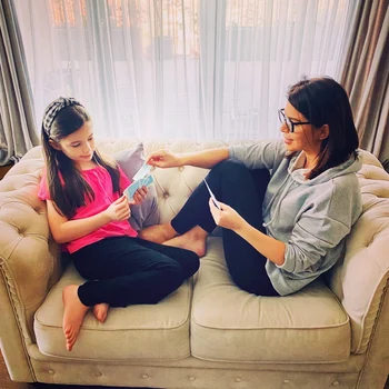 Simona Pătruleasa și Ingrid, la o partidă de cărți jpeg