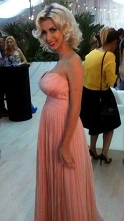 Andreea Bălan a purtat o rochie roz