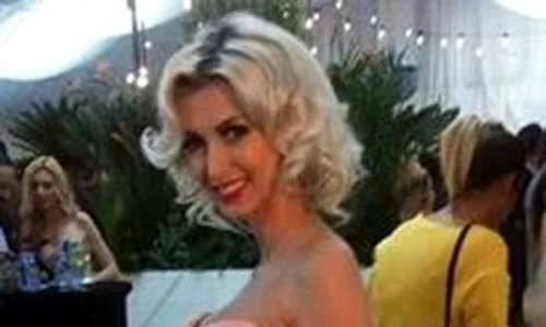 Andreea Bălan a purtat o rochie roz jpeg