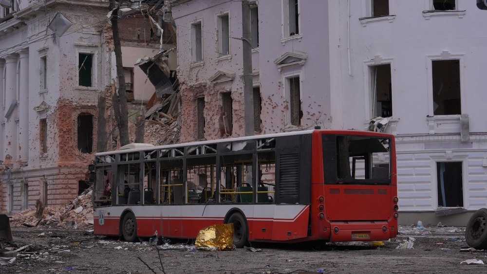 Eroul din Sumî. Un adolescent a scăpat dintr-un autobuz în flăcări și a salvat alte persoane. Zeci de răniți în urma atacului rusesc