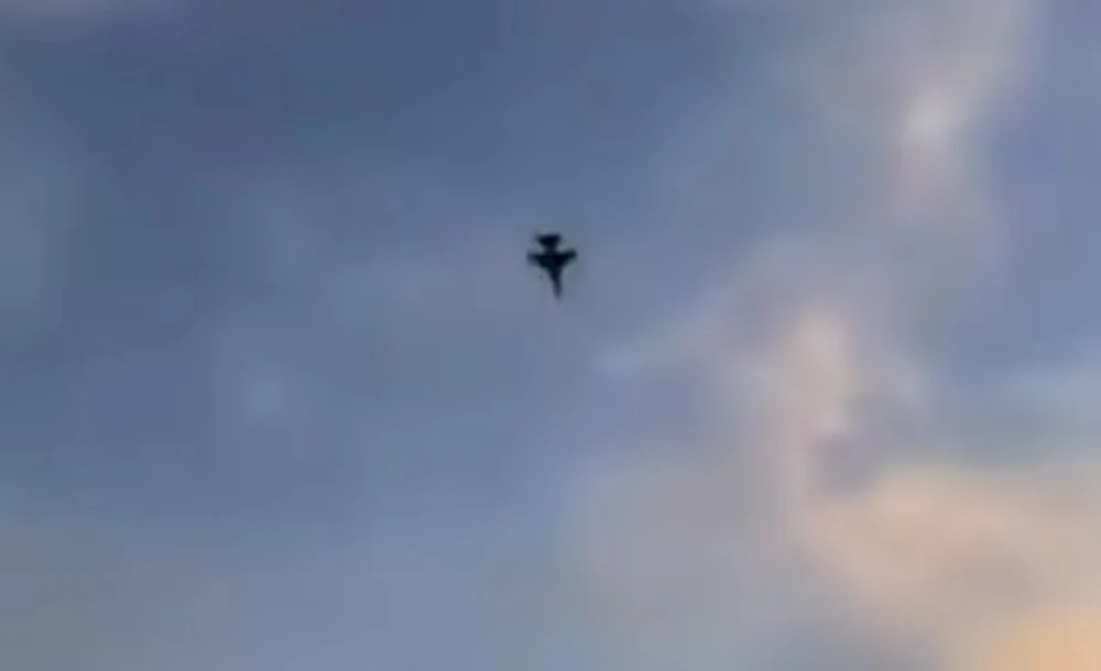 Imagii șoc: Un avion de vânătoare s-a prăbușit în timpul antrenamentelor. Pilotul nu a supraviețuit