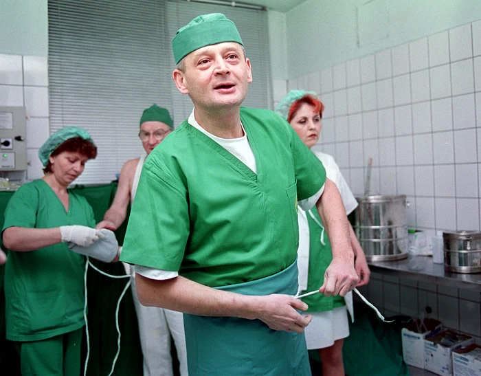 Sorin Oprescu în 2002, pe vremea când făcea operații pe bandă rulantă (Foto: Hepta)