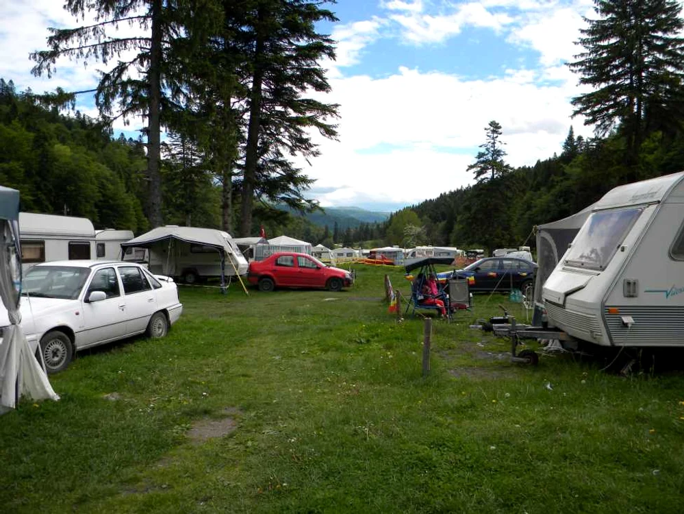 Zeci de turişti se mută pe timpul verii în Valea Cerbului FOTO Adevărul