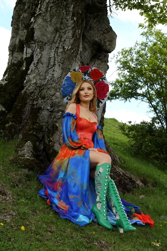 elena gheorghe lanseaza lunina 8 jpeg