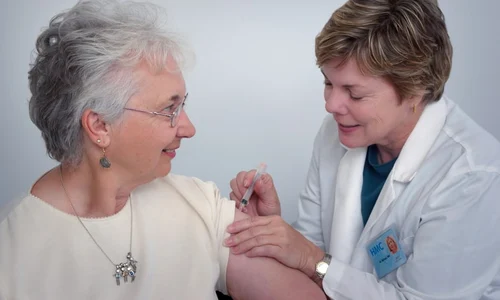 femeie vaccin jpeg