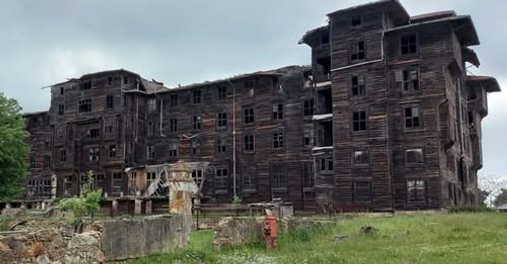 Cea mai mare clădire din lemn din Europa, aflată în ruină, va fi transformată în hotel de lux de Patriarhia Greciei