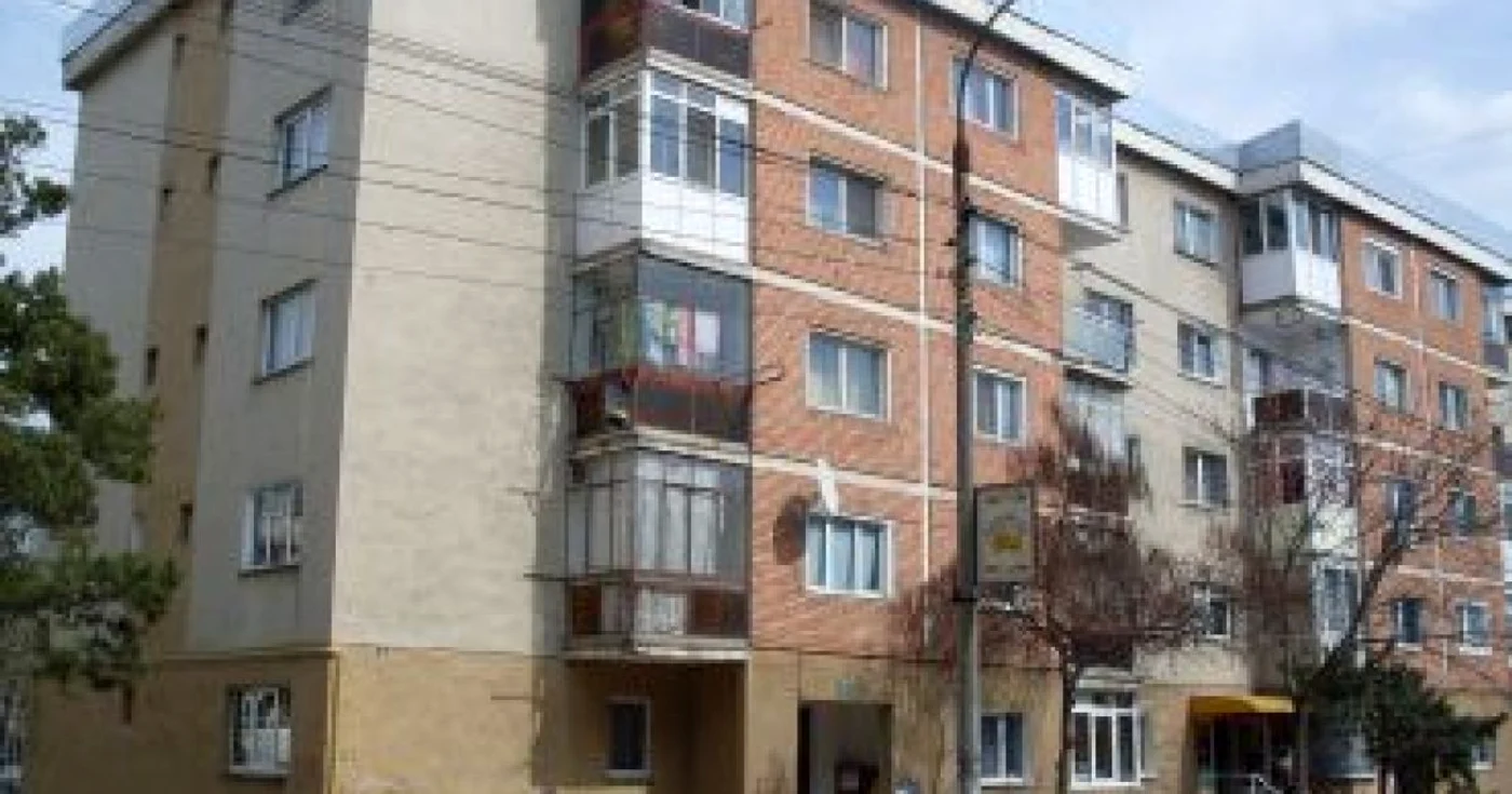 Râmnicu Vâlcea: A căzut de pe scările blocului şi a murit când alerga să-şi bată copilul vitreg