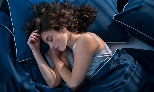 Somn - femeie care doarme FOTO Shutterstock 