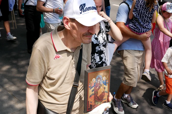 Icoanele la purtător. FOTO: Adevărul / Norbert Nemeș