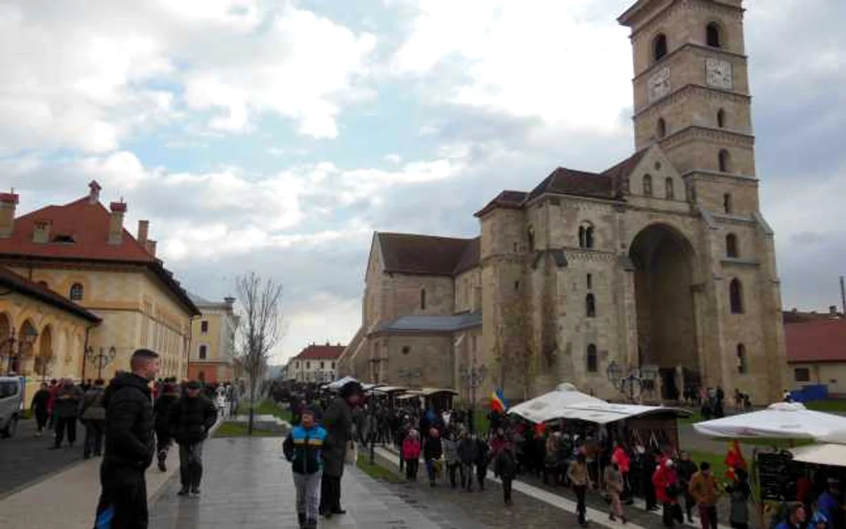 Turişti în Cetatea Alba Iulia