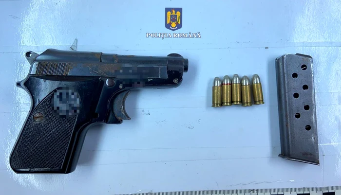 Pistolul și încărcătorul cu cele cinci cartușe găsite de polițiști FOTO IPJ Galați