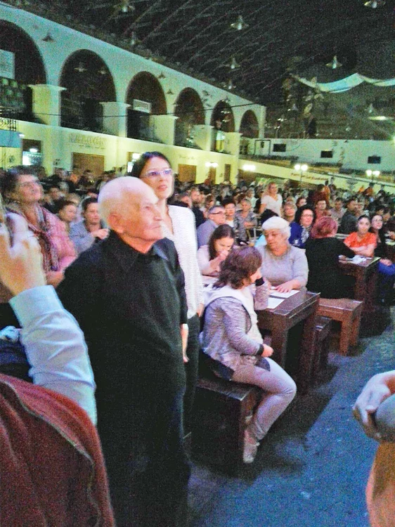 Irina i-a cântat acestui domn în vârstă de 97 de ani, de ziua sa de naştere