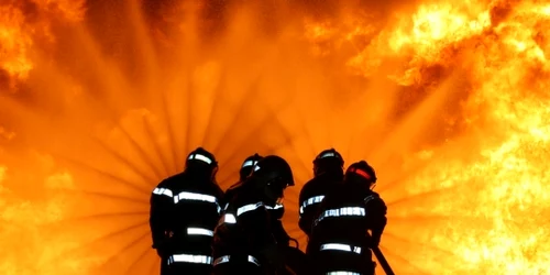 O conductă de gaze a luat foc aseară în cartierul Drumul Taberei din Bucureşti