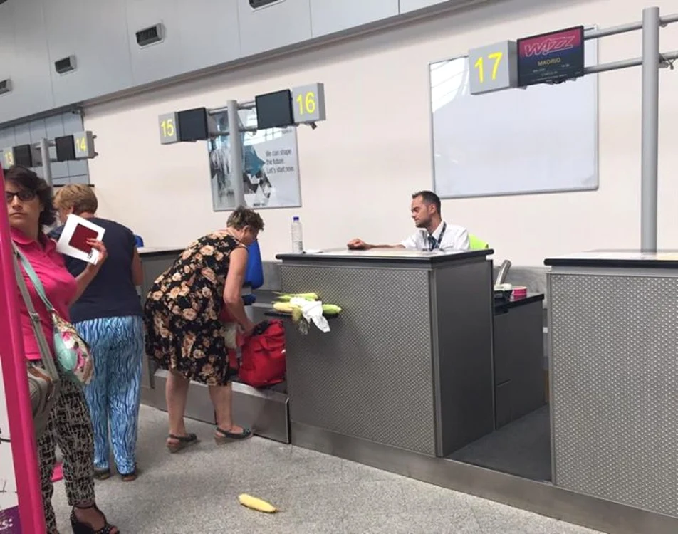 Cu porumbul pe aeroport FOTO. pagina de Facebook a lui Bogdan Todea