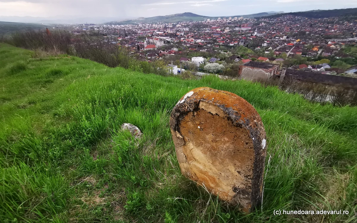 Hunedoara văzută de pe Dealul Sânpetru. Foto: Daniel Guță