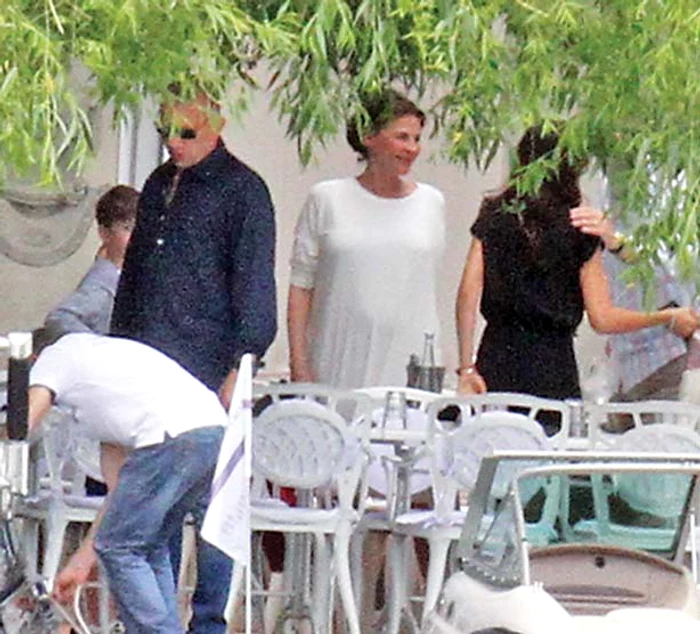 Adina Alberts este însărcinată în şase luni şi a venit la terasă îmbrăcată într-o rochie albă, lungă şi vaporoasă